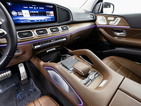 Used 2025 Mercedes-Benz GLS 580 4MATIC image 15