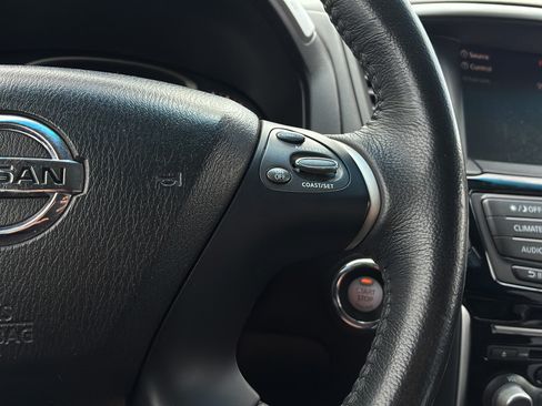 Used 2017 Nissan Pathfinder SV FWD image 28