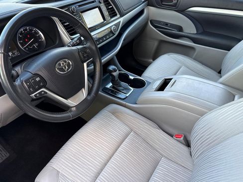 Used 2015 Toyota Highlander Plus FWD image 4