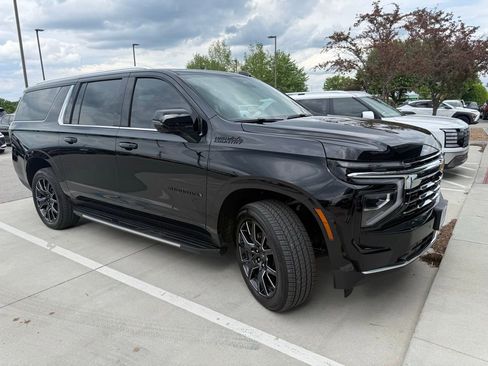 Used 2026 Chevrolet Suburban LT w/ Comfort Package AWD/4WD image 2