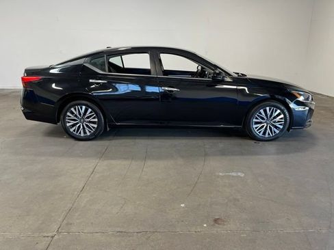 Used 2023 Nissan Altima 2.5 SV FWD image 2