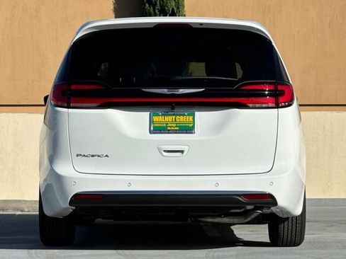 New 2026 Chrysler Pacifica Select image 5