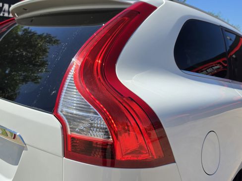 Used 2015 Volvo XC60 T5 Premier w/ Proximity Package image 9