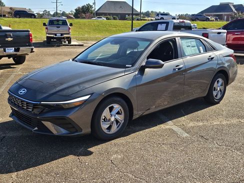 New 2026 Hyundai Elantra SE w/ Cargo Package image 4