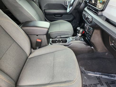 Used 2024 Jeep Wrangler Unlimited Sahara AWD/4WD image 5