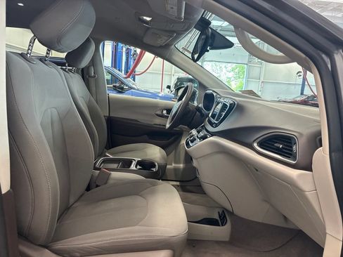Used 2018 Chrysler Pacifica Touring Plus FWD image 14