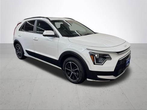 Used 2024 Kia Niro LX FWD image 9