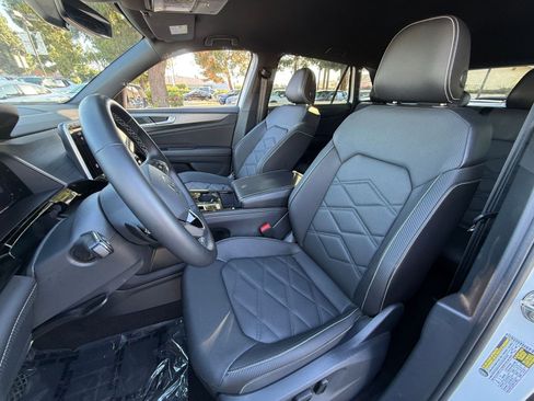 Used 2025 Volkswagen Atlas Cross Sport SE image 32