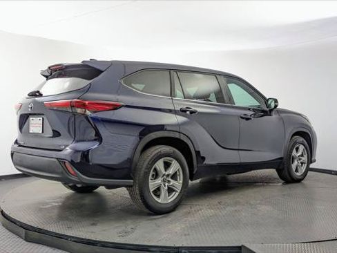 Used 2023 Toyota Highlander LE FWD image 8