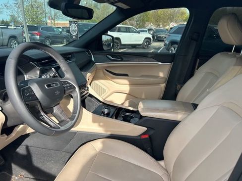 Used 2023 Jeep Grand Cherokee Limited AWD/4WD image 10