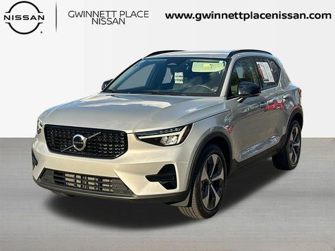 Used 2024 Volvo XC40 B5 Core image 1