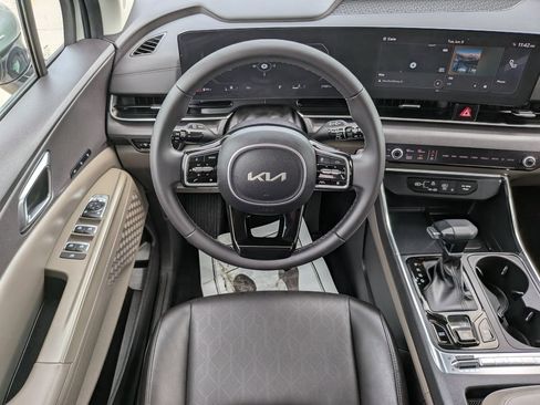 Certified 2025 Kia Carnival SX FWD image 16