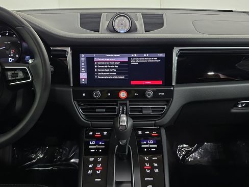 Certified 2025 Porsche Macan AWD/4WD image 16