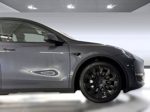 Used 2021 Tesla Model Y Long Range AWD/4WD image 34
