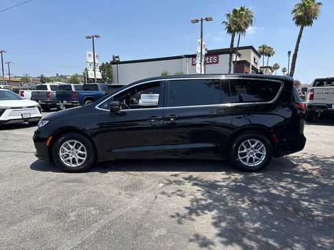 Used 2025 Chrysler Pacifica Select FWD image 2