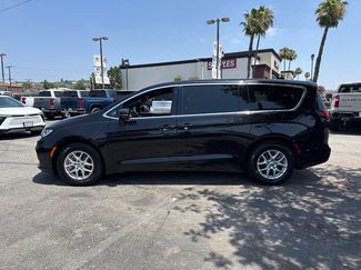 Used 2025 Chrysler Pacifica Select FWD video 2