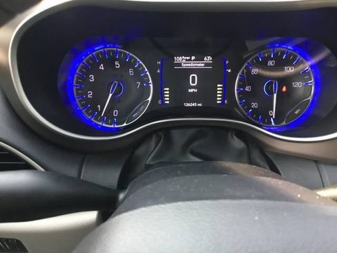 Used 2018 Chrysler Pacifica Touring Plus w/ Tire & Wheel Group FWD image 16