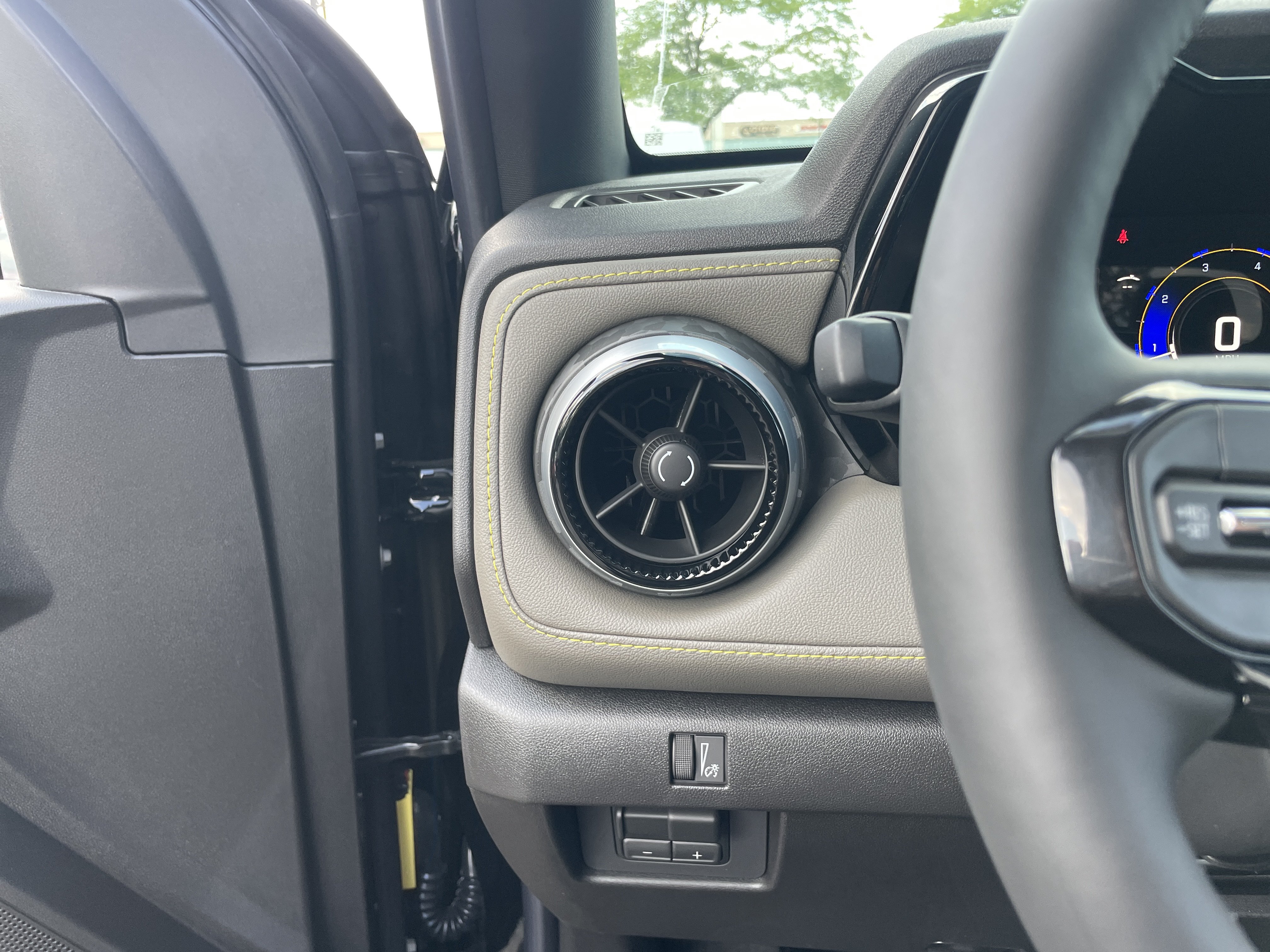 New 2026 Chevrolet Colorado ZR2 w/ Technology Package AWD/4WD image 15