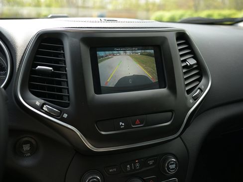 Used 2019 Jeep Cherokee Latitude Plus AWD/4WD image 36