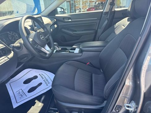 Used 2025 Nissan Altima 2.5 SV FWD image 11