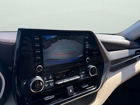 Used 2022 Toyota Highlander XLE AWD/4WD image 28
