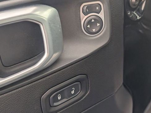 Used 2020 Jeep Gladiator Overland AWD/4WD image 11