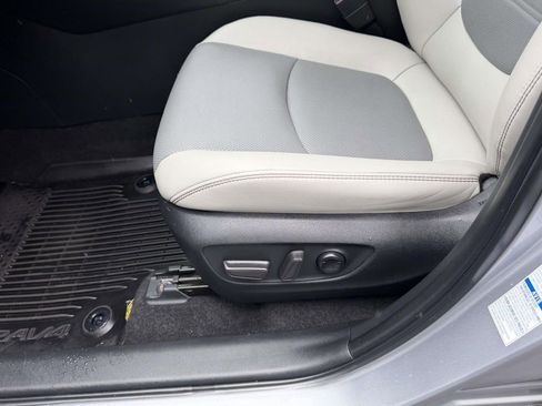 Used 2022 Toyota RAV4 Limited AWD/4WD image 17