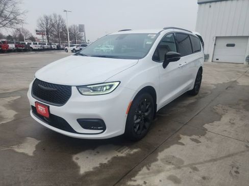 New 2026 Chrysler Pacifica Select image 3