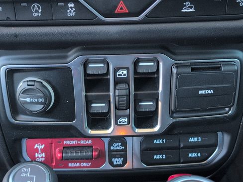 Used 2024 Jeep Wrangler Unlimited Rubicon w/ Technology Group image 21