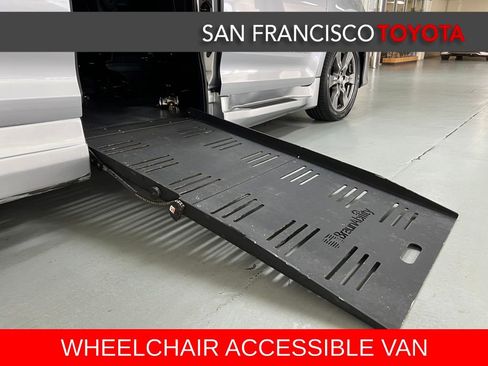 Used 2017 Toyota Sienna SE image 4