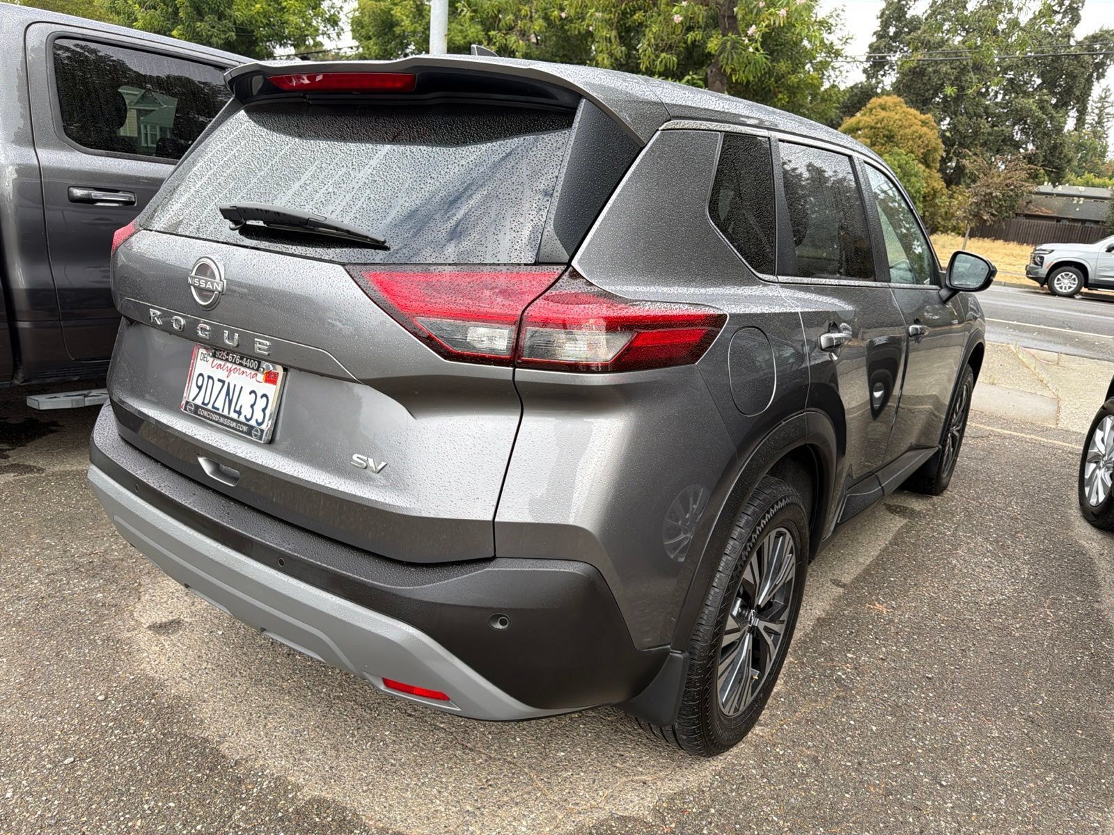 Used 2023 Nissan Rogue SV FWD image 3