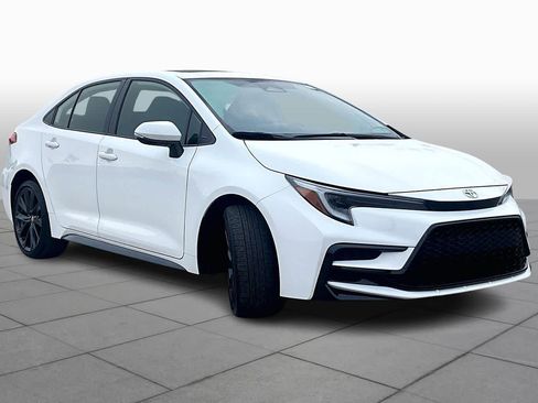 Used 2023 Toyota Corolla SE w/ SE Premium Package image 2