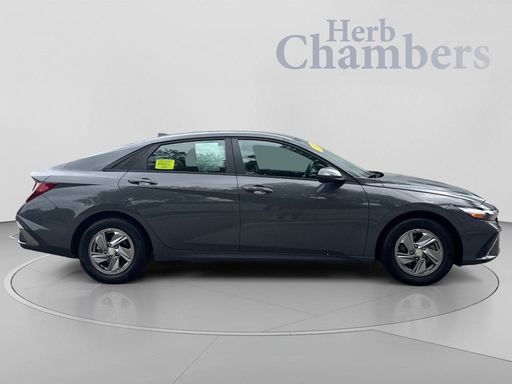 Used 2025 Hyundai Elantra SE FWD image 10