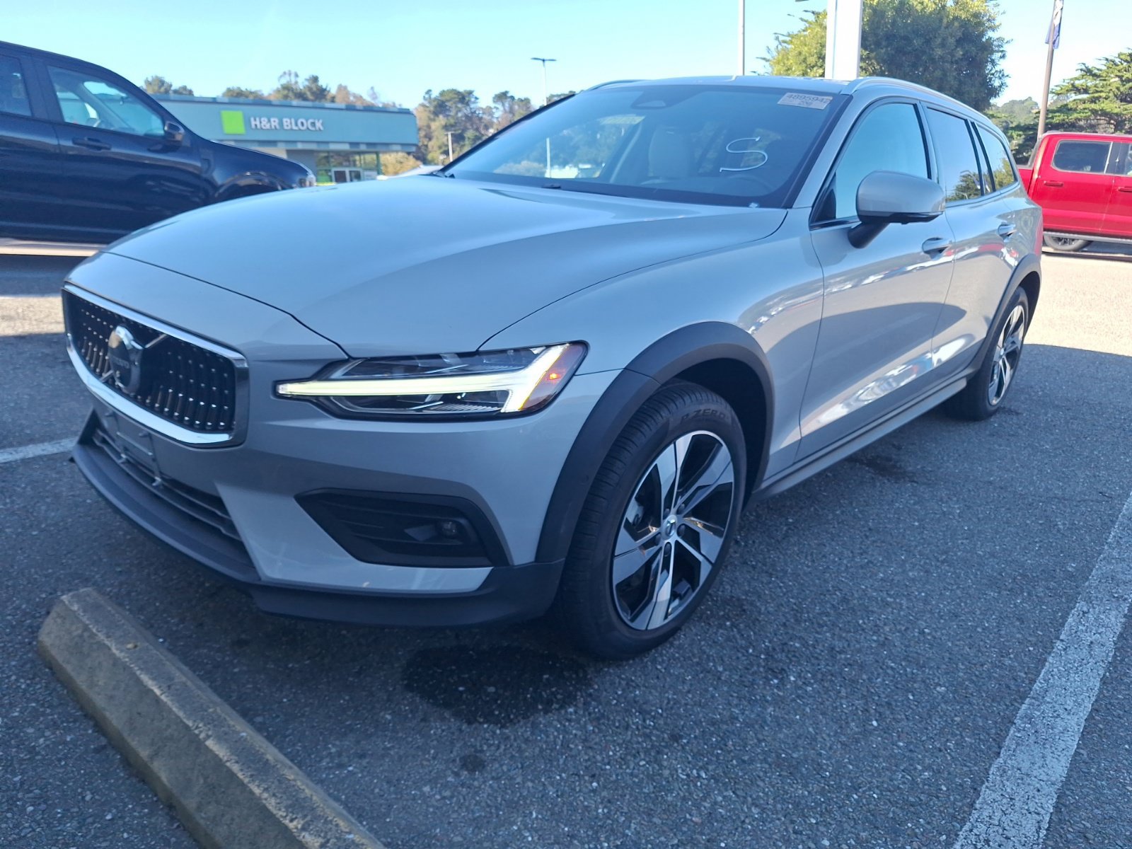 Used 2025 Volvo V60 B5 Cross Country Plus AWD/4WD image 3