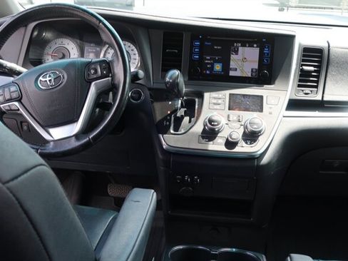 Used 2017 Toyota Sienna SE Premium FWD image 35