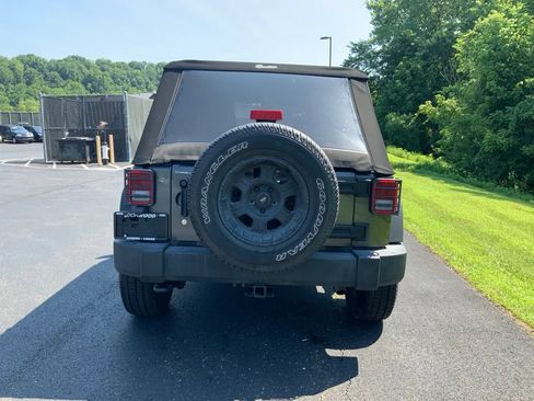 Used 2017 Jeep Wrangler Unlimited Rubicon AWD/4WD image 9