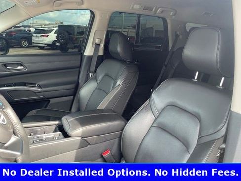 Used 2025 Nissan Pathfinder SL FWD image 8