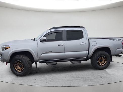 Used 2020 Toyota Tacoma TRD Sport w/ TRD Premium Sport Package AWD/4WD image 11