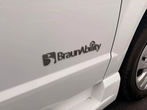 Used 2019 Dodge Grand Caravan SE image 7