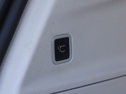 Used 2018 Chrysler Pacifica Touring-L Plus w/ Tire & Wheel Group image 11