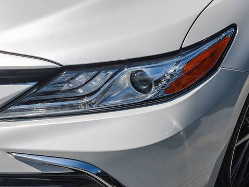 Used 2022 Toyota Camry XLE FWD image 6