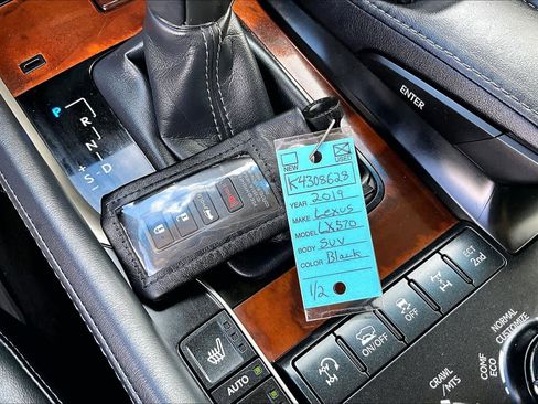 Used 2019 Lexus LX 570 4WD w/ Luxury Package image 15
