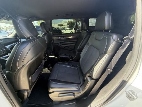 Used 2023 Jeep Grand Cherokee L Laredo image 30