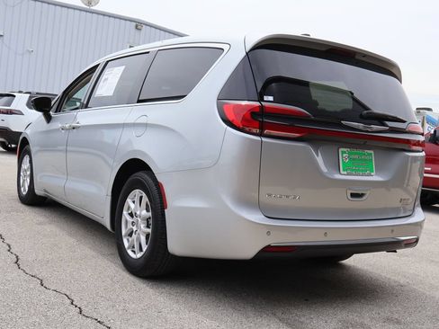 Used 2024 Chrysler Pacifica Touring-L FWD image 3