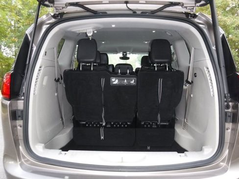 Used 2017 Chrysler Pacifica Touring-L image 15