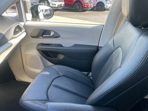 Used 2024 Chrysler Pacifica Touring-L FWD image 20
