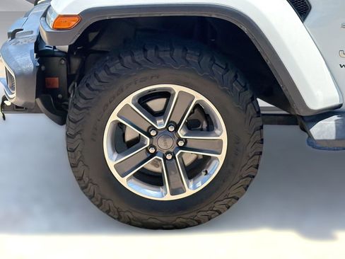 Used 2018 Jeep Wrangler Unlimited Sahara AWD/4WD image 12