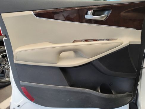 Used 2016 Kia Sorento LX w/ LX Convenience Package image 24