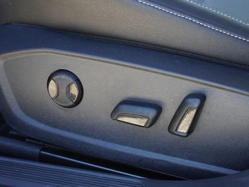 Used 2025 Volkswagen Jetta SE FWD image 18