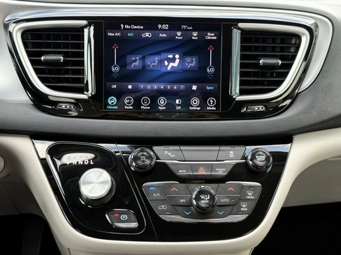 Used 2018 Chrysler Pacifica Touring Plus FWD image 41